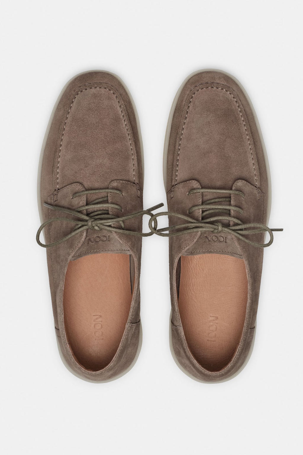 EL MOCASÍN CLÁSICO CON CORDONES
