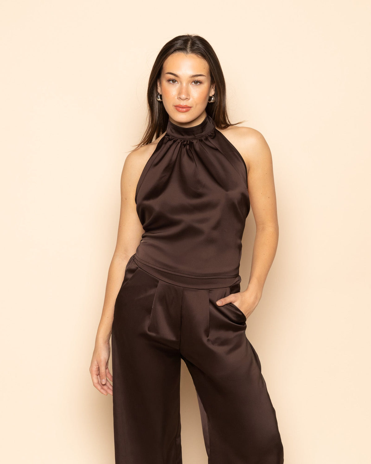 TOP HALTER DE SATÉN CON LAZO, MARRÓN