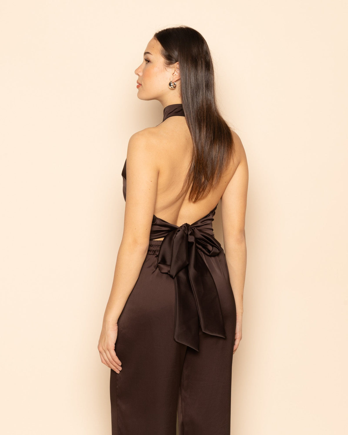TOP HALTER DE SATÉN CON LAZO, MARRÓN