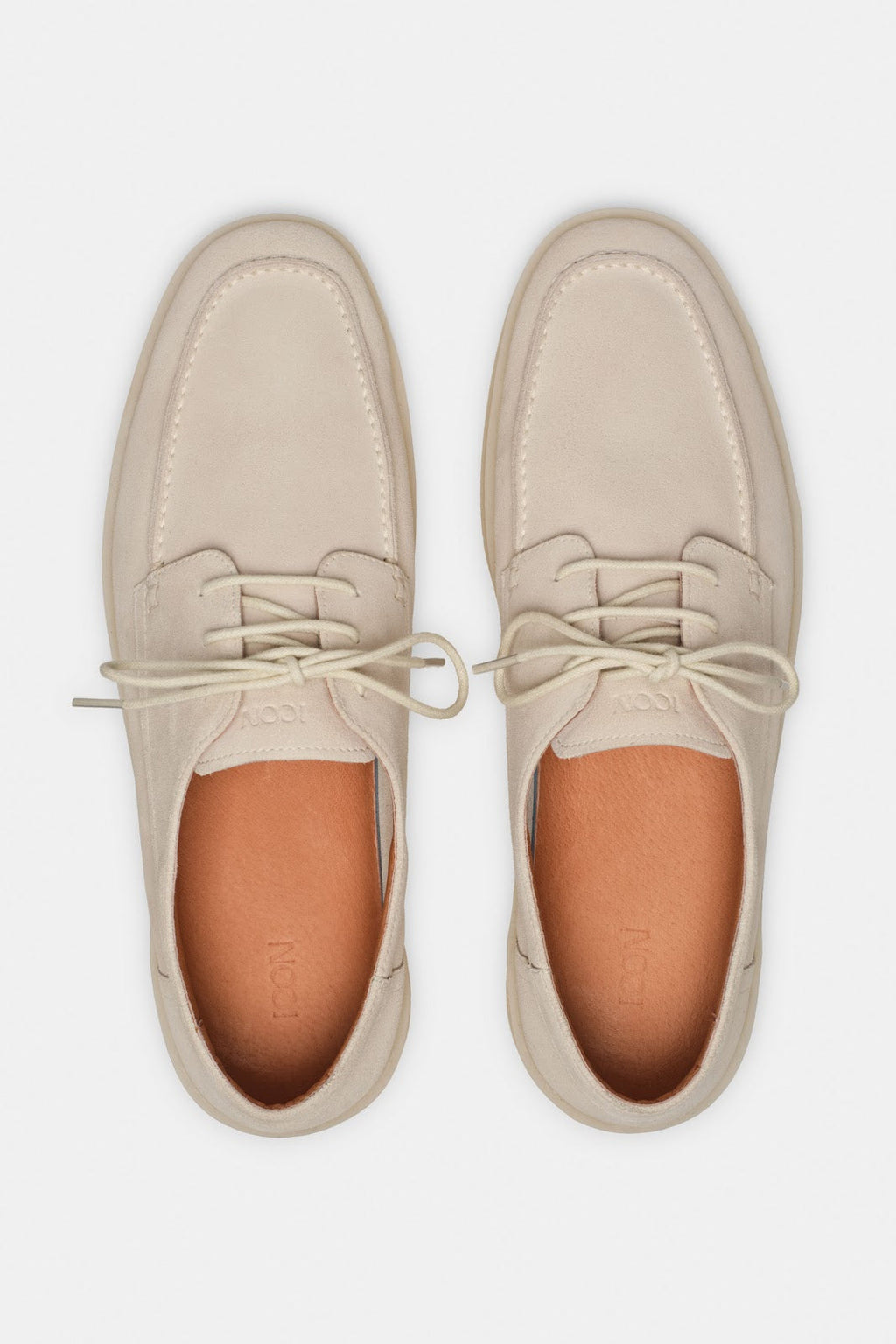 EL MOCASÍN CLÁSICO CON CORDONES