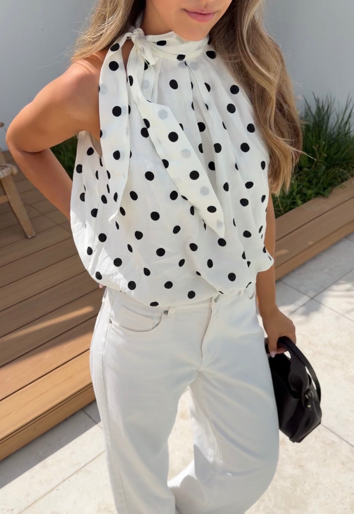 TOP ACAMPANADO DE LUNARES EN COLOR NEGRO CREMOSO