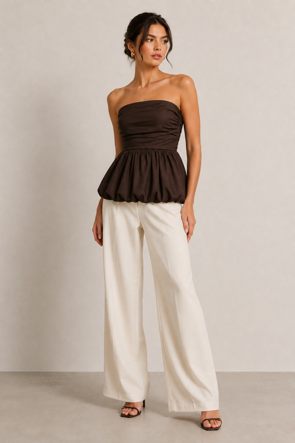 TOP DE ALGODÓN CON PEPLUM Y BAJO ABULLONADO, MARRÓN OSCURO