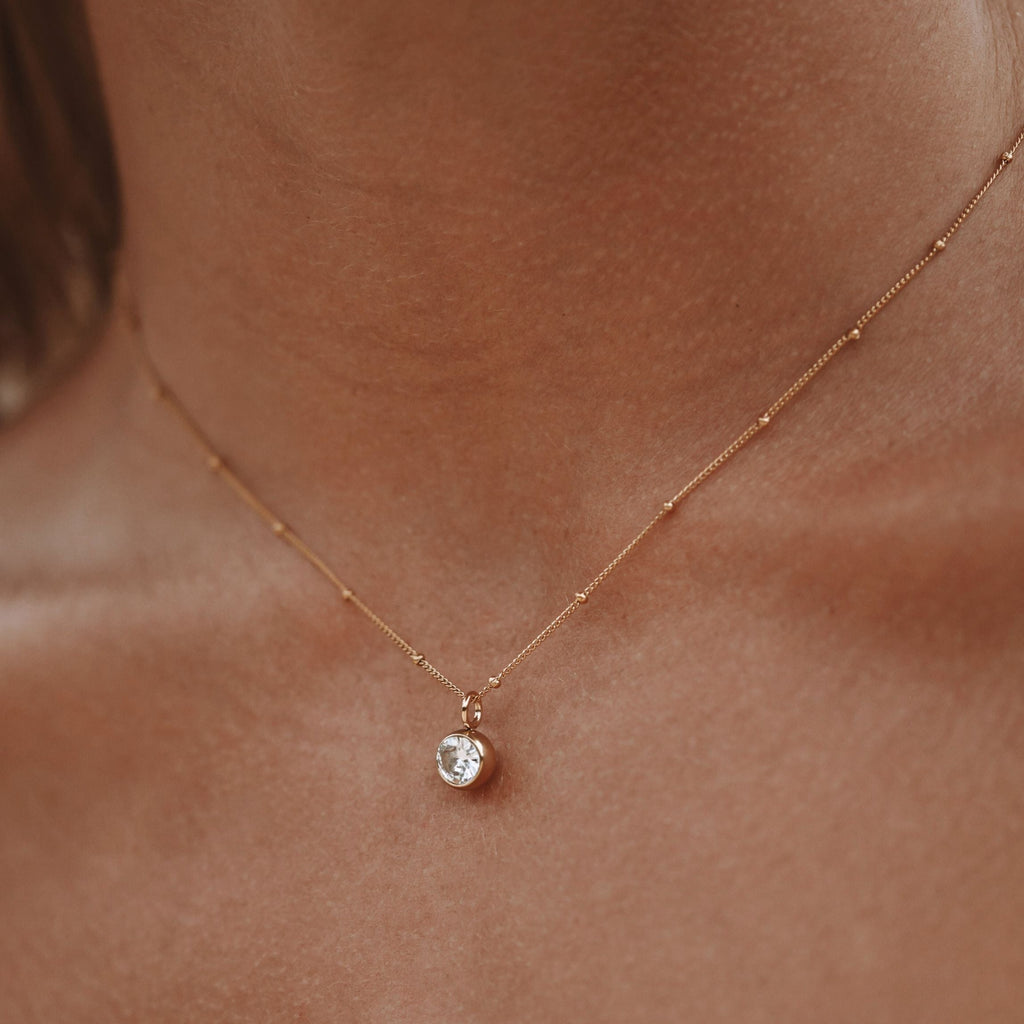 Collar de piedra natal